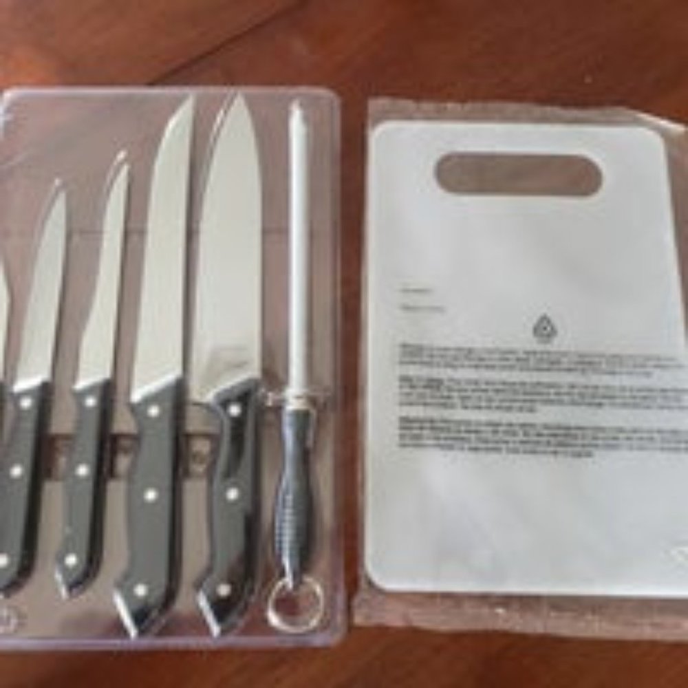 🌻OMAHA STEAKS CUTLERY SET W/ CUTTING BOARD🌻 (Bundle Sale 3 items for $12)